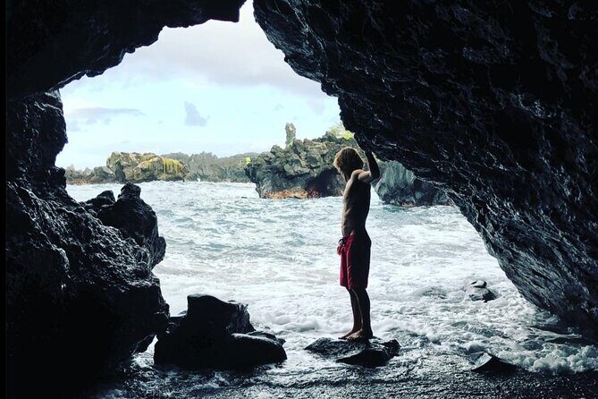 Road to Hana Tour - Best of Maui - Hawaiian culture extras: cocoa, local fruit, and learning how to respect the land